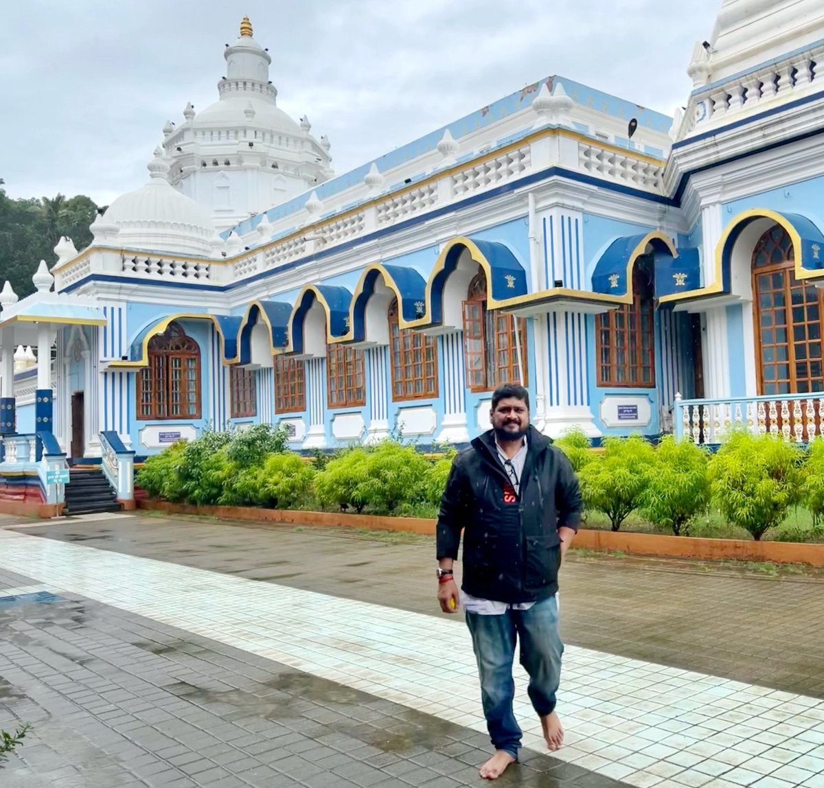 श्री मंगेशी मंदिर और श्री शांतादुर्गा मंदिर के दर्शन पाकर मैं अक्सर अपने बचपन की स्मृतियों के पास पहुंच जाता हूं। यह दोनो पवित्र स्थान मुझे मेरे जड़ों से जोड़े रखने में महत्वपूर्ण भूमिका निभाते हैं। मैं इन मंदिरों से आशीर्वाद लेने के लिए भी सदैव तत्प्रयासशील रहता हूँ।