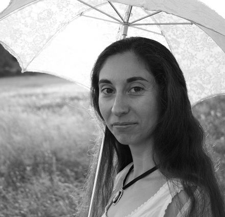 Ni la perversidad más deliciosa
logrará que me sienta yo dichosa,
como antes la virtud no lo lograba.

Ya tengo, y hago, y soy, lo que prefiero;
          de acuerdo, claro... pero
tampoco es esto lo que yo buscaba.

Carmen Jodra Davó
#MuereUnDíaComoHoy