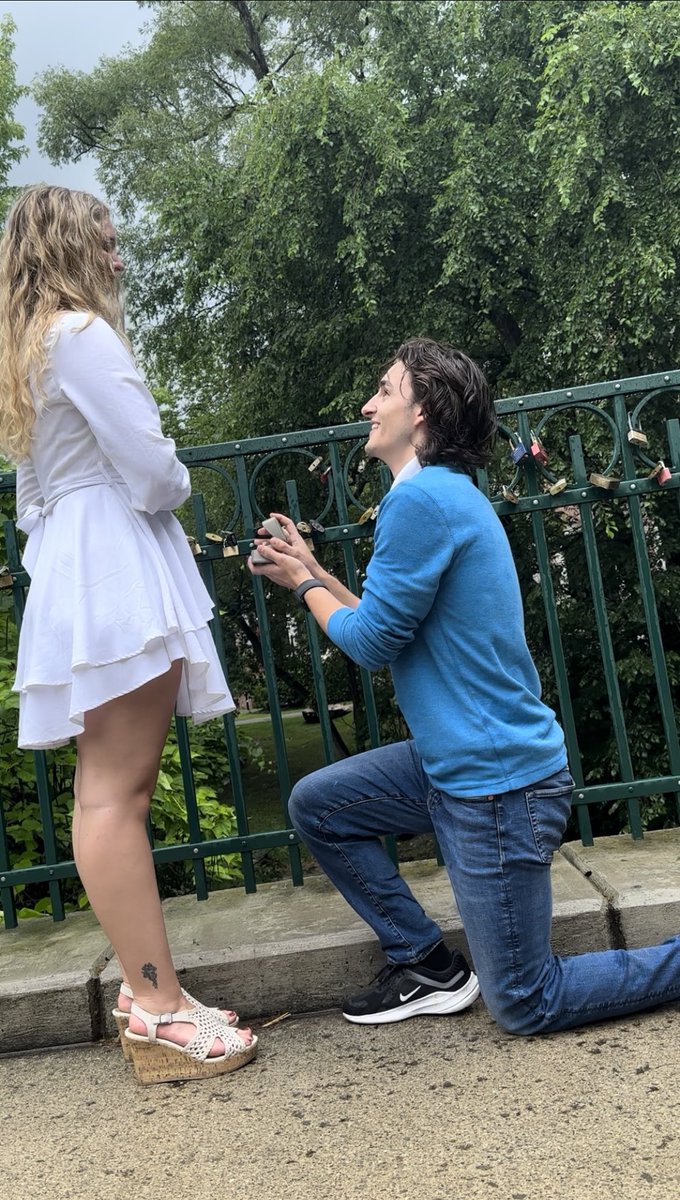 Mariah_Justice's tweet photo. I’m engaged y’all 💍 🥰 https://t.co/PH6Ok9VTm7