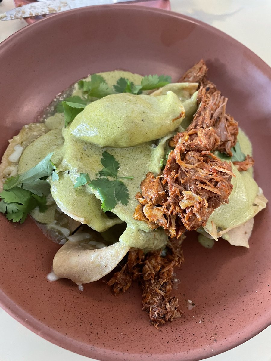Chilaquiles con chilorio, claro que sí.