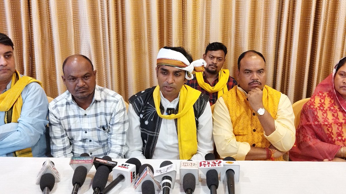 Bhoopendra_Inc's tweet photo. आज शाहपुरा में प्रेस वार्ता के दौरान युवक कांग्रेस प्रदेश अध्यक्ष डॉ विक्रांत भूरिया एवं  आदिवासी प्रकोष्ठ प्रदेश अध्यक्ष राम टेकाम के साथ

@VikrantBhuria @Ramutekam3 #bhoopendramaravi 
#भूपेंद्र_मरावी https://t.co/sdrlNyHKNi