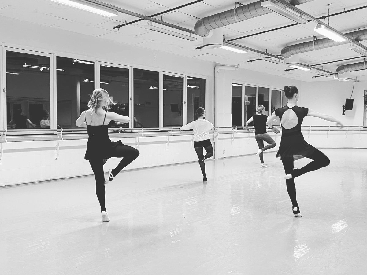 Kurstilbud høsten 2023 🌸
Det blir ballett for voksne på Rom for Dans, torsdager kl. 20:15. Klassen er på 60 min og går over hele 18 uker, med oppstart 10/8. Les mer på nettsiden: dahlsdanseteater.no/dansekurs 
Påmelding: dahlsdanseteater@gmail.com