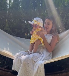 فيديو وصور- "الارا" الابنة الصغرى لـ رامي وداليدا عياش تخطف القلوب بأحدث ظهور

 beirutcom.net/306969 

via <a href="/BeirutcomMag/">موقع بيروتكم الالكتروني</a> <a href="/RamyAyach/">Ramy Ayach رامي عياش</a> #RamyAyach #رامي_عياش #البوب_ستار <a href="/DalidaAyach/">DALIDA AYACH</a> #DalidaAyach #داليدا_عياش