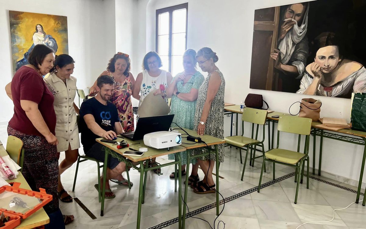 avalverdemacias's tweet photo. Las alumnas del taller Municipal de pintura son las encargadas este año del realizar el cartel de la Feria de Salteras. Un grupo de mujeres coordinadas por su monitor @CDOVAO  están dando los últimos retoques de su obra. 
Será presentado el día 2 de agosto https://t.co/AaZarAPX3q