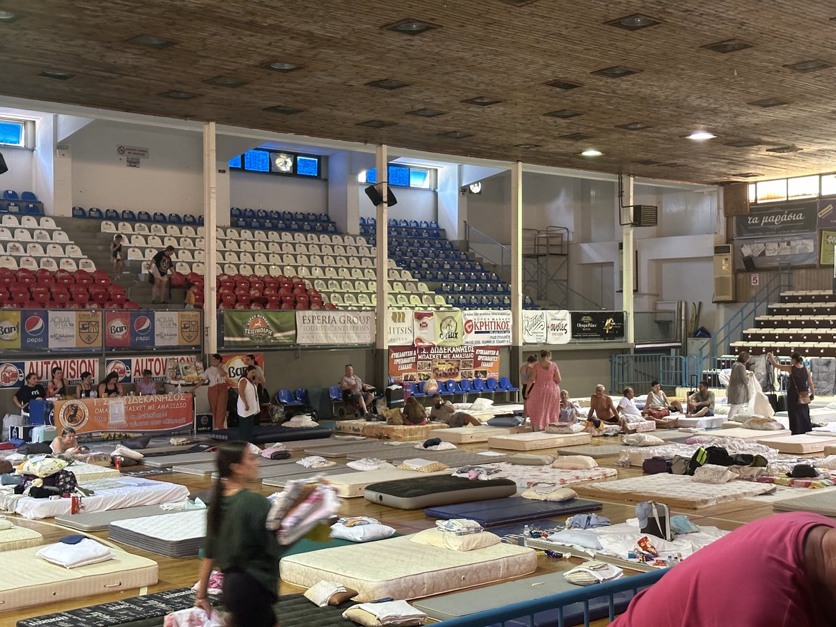 Wir sind auf Rhodos, gerade in einer Sportunterkunft, wo Ehrenamtliche evakuierte Touristen versorgen. Wut bei vielen auf die Reiseveranstalter groß: Drei Tage seien sie “untergetaucht”. Brände wüten derweil weiter - Winde lassen nicht nach.