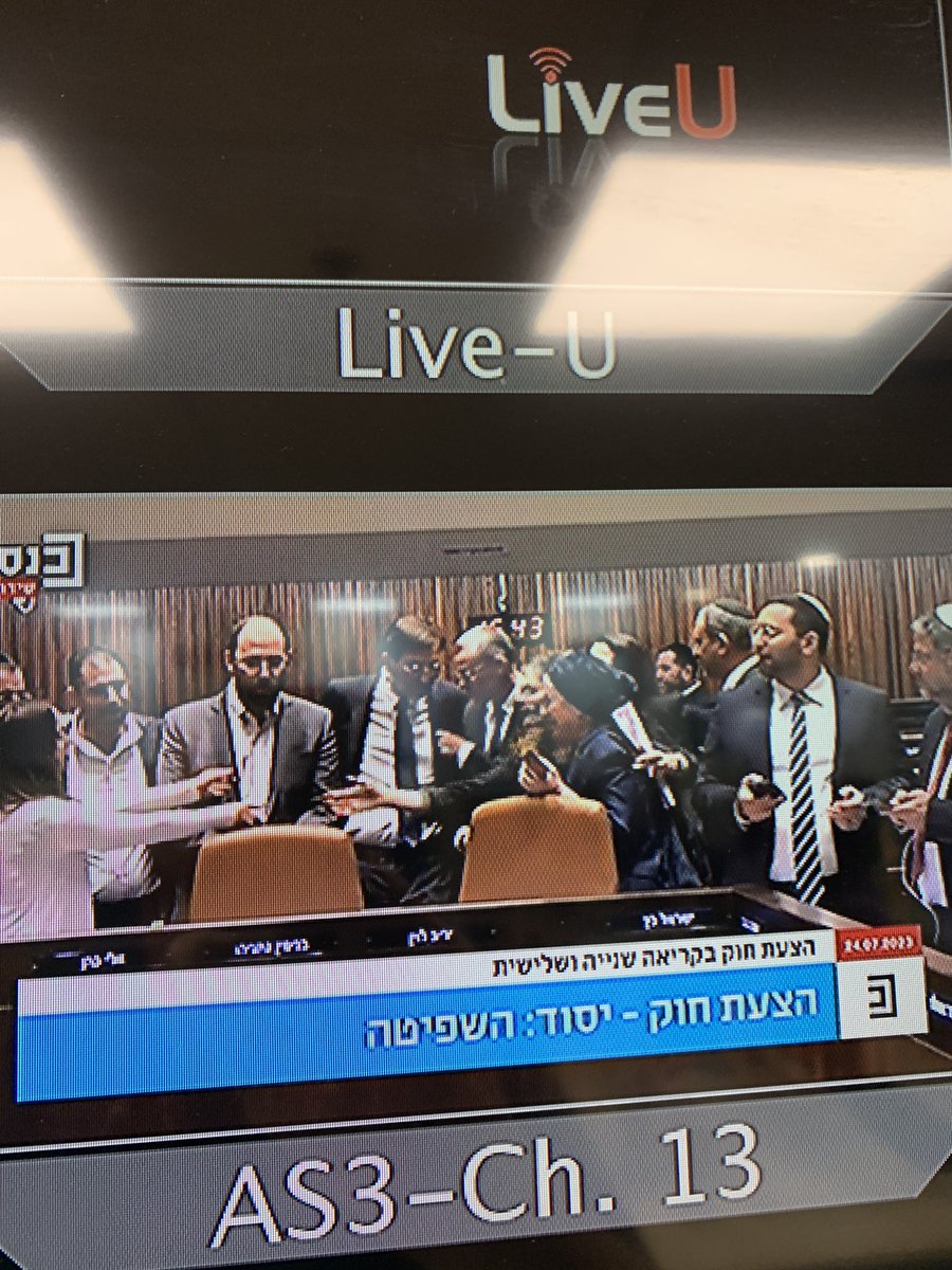 #Israel …trotz aller nationalen und internationalen Proteste hat Reg. #Netanjahu vor wenigen Minuten Finale Abstimmung zu Teilgesetz der #Justizreform begonnen. Opposition hat Saal verlassen, Regierungsparteien feiern sich mit Selfies …