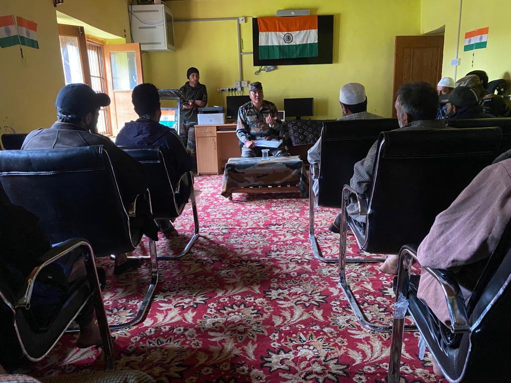 AlamDar1917's tweet photo. AWARENESS MEETING ON FOREST CONSERVATION AT BADOGAM ,GUREZ

The #IndianArmy organized an awareness lecture on #ForestConservation in #Badogam Village, with objective of #Educating and #sensitizing the #localcommunity about the importance of preserving their #Naturalsurroundings. https://t.co/40jRvH7Ckc