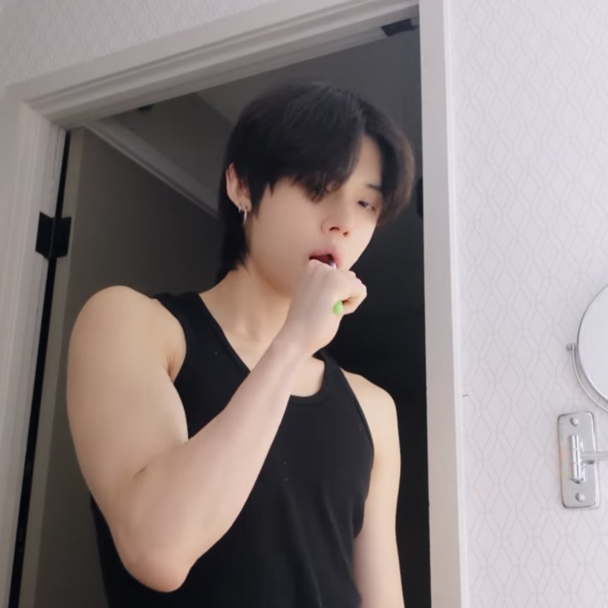 จะมีผู้ชายคนไหนใส่เสื้อกล้าม ยืนแปรงฟันเฉยๆแล้วหล่อเท่าฮีคนนี้มั้ย