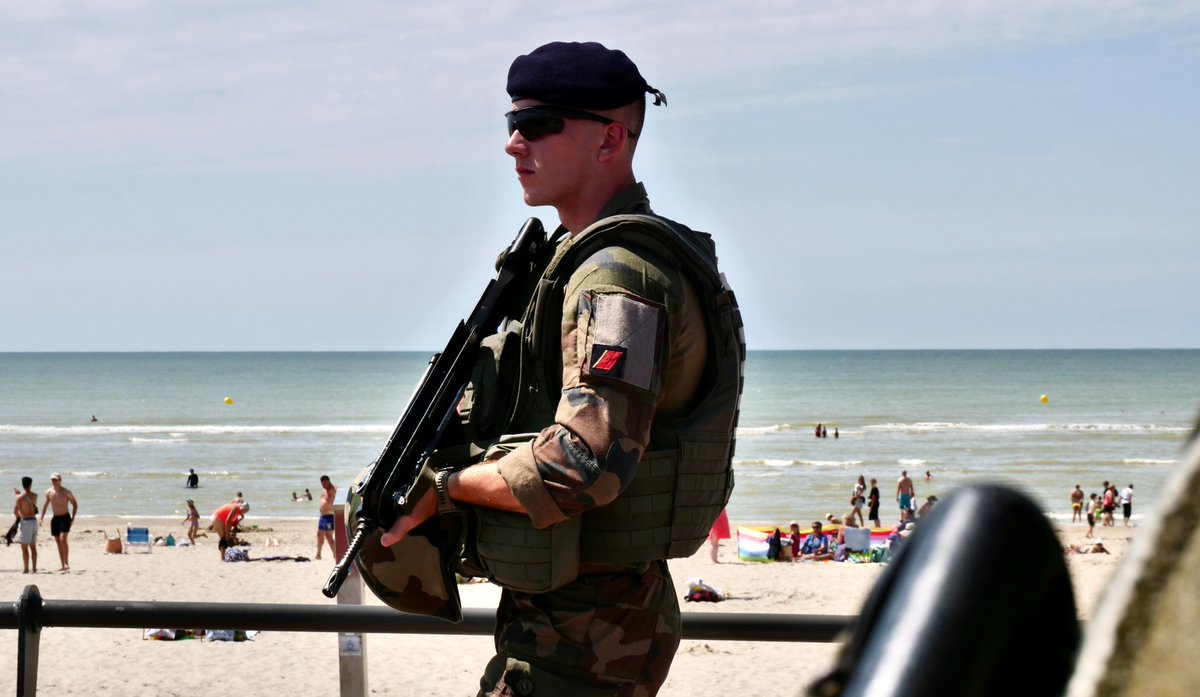 Tout l'été, les militaires de l'opération #Sentinelle se mobilisent pour assurer #VotreSécurité même à la plage. ☀️🌊
#FiersdenosSoldats 🪖🫡