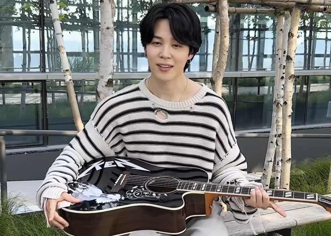 etnow's tweet photo. #BTS' Jimin reacts to Ryan Gosling's #Barbie prop gift and admits that he saw how "great" Ken looked in his #PermissionToDance cowboy look. 💜

"Thank you for this guitar. I really love it and I look forward to watching Barbie. Go Barbie!" https://t.co/p3VxsEEMVa