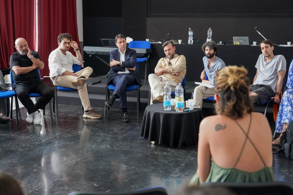 GiuseppeConteIT's tweet photo. Oggi ho ascoltato la voce delle ragazze e dei ragazzi del Centro sperimentale di cinematografia di Roma. Sono in presidio di protesta da giorni per evitare che nella distrazione generale, in piena estate, con un emendamento al decreto Giubileo da parte della Lega, la politica possa mettere a repentaglio l’autonomia e l’indipendenza di questo importantissimo centro culturale del Paese. Anche con nomine da parte dei Ministeri nel comitato scientifico.

 Un appello al Governo: ascolti questi studenti, perché nel loro talento e nelle loro capacità c'è un pezzo di futuro del Paese. Non ci si può voltare dall’altra parte. Mettano da parte questo emendamento.

Giù le mani della politica dal cinema e dalla cultura, che devono conservare una voce critica, autonoma, indipendente.