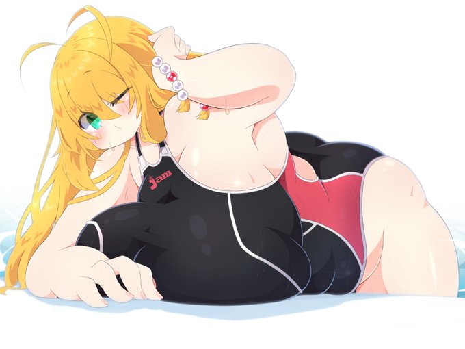 そんなところで見てないで一緒に泳ご? 