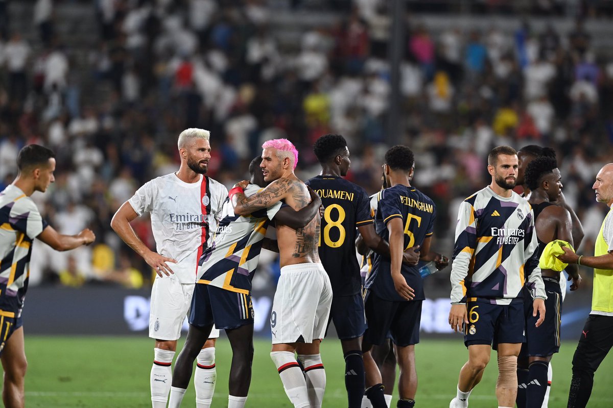 First preseason game! 🔛 <a href="/acmilan/">AC Milan</a> ❤🖤 #SempreMilan