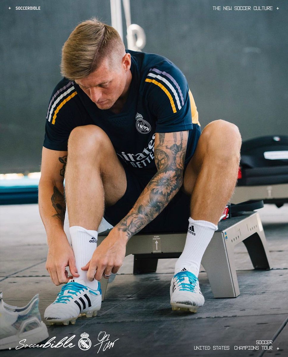 𝐃𝐞𝐬𝐠𝐚𝐬𝐭𝐚𝐝𝐚𝐬. Sus 𝐛𝐨𝐭𝐚𝐬 𝐛𝐥𝐚𝐧𝐜𝐚𝐬. Las de 𝐬𝐢𝐞𝐦𝐩𝐫𝐞.

En un fútbol en el que todo cambia tan rápido, la imagen lo es todo y las marcas mandan, Kroos sigue siendo una excepción.