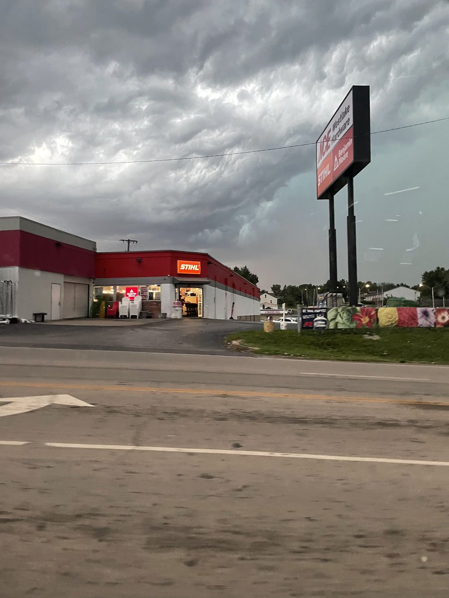 jl_kay's tweet photo. @weatherchannel the thunderstorms moving in to Gladstone, MO (also KC, MO).

It begins…⛈️
@JimCantore @StephanieAbrams @JordanSteele 

#thunderstorm #thunderstormwarning #livelook https://t.co/r2oPS1v1sk