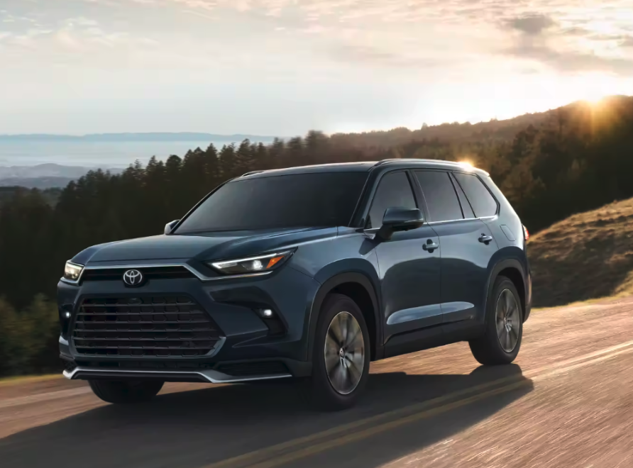 ToyotaNWA's tweet photo. What's grander than a Highlander? 🤔 Well, the Grand Highlander, of course. 😉 Read our blog to find out more about the new Toyota Grand Highlander. https://t.co/b85VBmu7Zq https://t.co/aBMuQ1UfdM