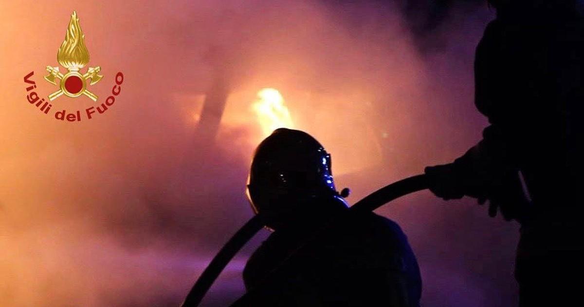 Cadavere all’interno di un’auto elettrica in fiamme nel parcheggio di un centro commerciale a Bari - Il Fatto Quotidiano ilfattoquotidiano.it/2023/07/24/cad…