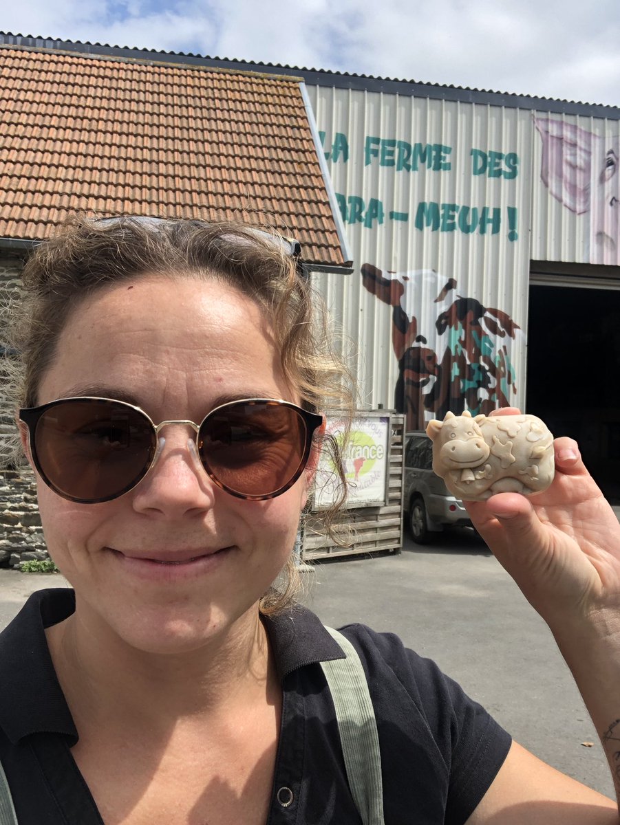 Qui a dit qu’il faisait pas beau en Normandie ?😎 mes petites vaches sont désormais dispo à la ferme des Carameuh à Vains (50)! Allez hop je file au marché, en traversant la frontière 😜