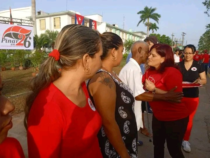 En el acto conmemorativo por el asalto a los cuarteles Moncada y Carlos Manuel de Céspedes se hizo la entrega del carnet del #Partido a 70 militantes. 
#70Moncada #ConTodosLaVictoria
#PinardelRío