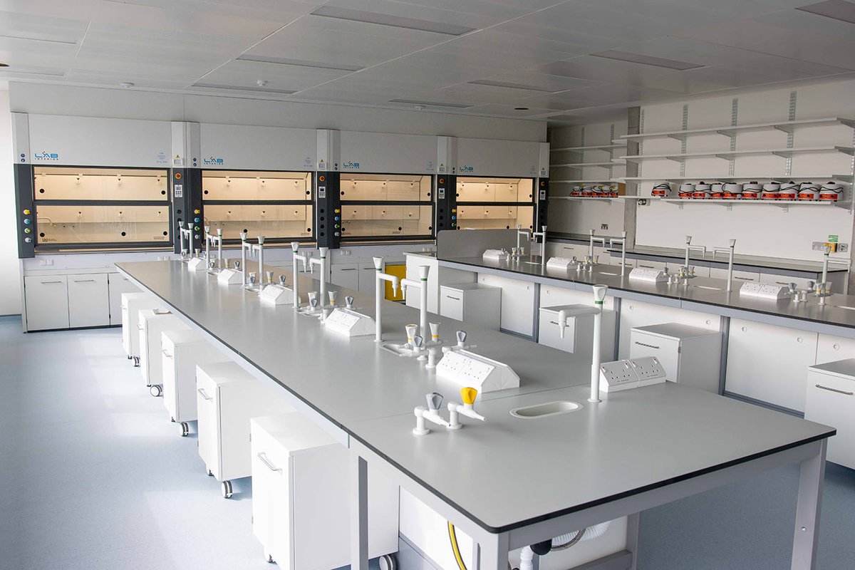 DkIT_ie's tweet image. The brand new @dkitscience building is completed and will be ready to welcome students this September. The excitement around the campus is tangible as staff have started to move state-of-the-art lab equipment into the 1300 sqm facility: tinyurl.com/twbr9dks
#dkitscience