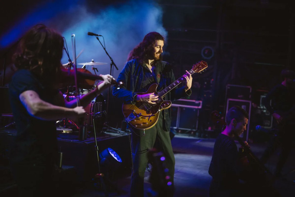 Hozier's tweet photo. Well that was some craic. Thank you to everyone who joined us at Englefield Estate in Reading for @HeritageLiveGCE last night, I had a good laugh with you! Beautiful setting for a beautiful day. Much love 🖤

📷 @RuthlessImagery https://t.co/NU7vp9diSt
