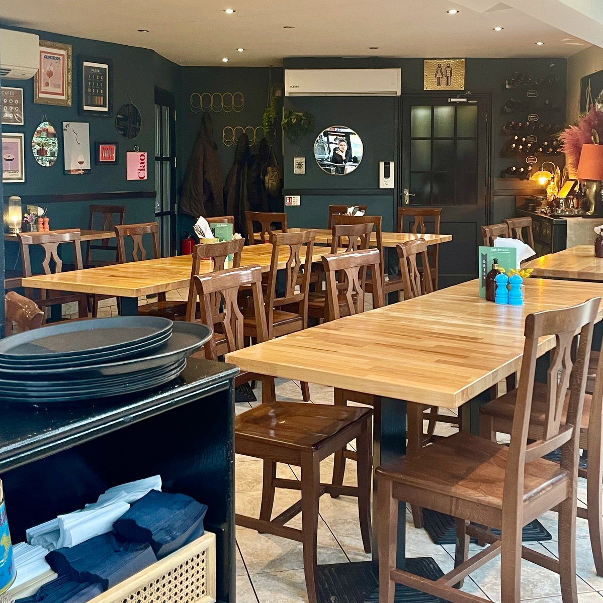 So lucky to have my short film I wrote whilst working in a restaurant picked up by <a href="/accidentaldonk/">Accidental Donkey</a> productions , and to have the most incredible team involved in bringing this dream to life (look at them all!)

Just 3 days left to help us make it!
crowdfunder.co.uk/p/waitingthefi…