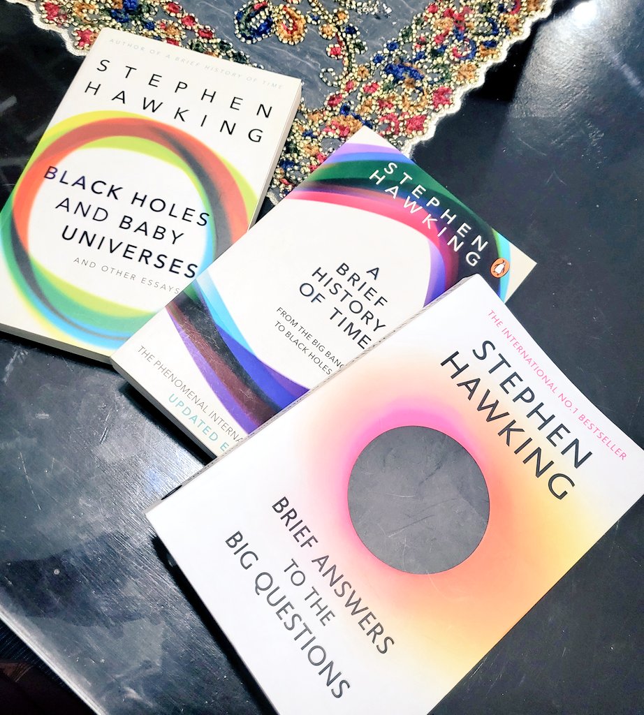 islah_bahrawi's tweet photo. Tiga buku dari Stephen Hawking ini secara berurutan saya beli di tiga kota Timur Tengah dan Afrika Utara. Di Dubai, Tunis dan Muscat. Kesimpulan besarnya, buku ini menerangkan bahwa Alam Semesta tidak diciptakan oleh Tuhan, melainkan melalui "Ledakan Besar" (Big Bang) yang digerakkan oleh Mekanika Kuantum (Quantum Mechanics).

Dalam bukunya, Hawking menulis secara rinci dengan kronologi sains yang sangat fundamental. Secara terbuka Hawking bahkan menulis; "God did not create the universe. The universe is the ultimate free lunch."

Kota-kota besar dimana saya membeli buku ini berada di negara-negara dengan penduduk mayoritas Muslim. Dijual bebas, bisa dibeli oleh siapa saja. Jadi saya tidak heran jika pernah ada berita bahwa Atheisme meningkat pesat di Timur Tengah belakangan ini.

Tapi bukan itu yang akan saya bahas, bukan soal beredarnya buku-buku Neo-Ateisme yang semakin menyudutkan pemikiran Teisme di berbagai tempat di seluruh dunia. Melainkan tidak adanya perlawanan dari para pemuka agama apapun yang sanggup membuat teori-teori pembanding terhadap kebangkitan pemikiran "agama baru" bernama "Ateisme" ini.

Pemikiran Richard Dawkins dan Hawking melenggang bebas di rak-rak toko buku. Sedangkan di sisi lain, para pemuka agama masih sibuk meyakinkan umat dengan dogma-dogma yang tidak berbanding lurus dengan meningkatnya rasa penasaran dan ambiguitas umat beragama.

Peradaban manusia berjalan dengan logikanya sendiri. Tafsir-tafsir agama tentu saja harus mampu mengakomodasi kebutuhan manusia sesuai jamannya.

Saya masih berharap ada pemuka agama yang mampu membendung gerakan "Antiteis" ini dengan pendekatan "Sains-teisme". Sayangnya hari ini para pemuka agama kita masih saja berkelindan dengan kemunculan Dajjal dan kebangkitan Imam Mahdi yang dihubungkan dengan Capres 2024. Sungguh miris dan receh sekali.

Saya hanya membayangkan ketawa "ngakaknya" Dawkins dan kawan-kawannya melihat semua kekonyolan itu sembari "membantai tuhan" tanpa ada perlawanan sama sekali. Mungkin sementara ini kita hanya bisa membalas dengan kalimat; "biarkan saja, nanti Tuhan yang akan membalas mereka".

Pemikiran harus dilawan dengan pemikiran. Cukupkah kita melawan sebuah pemikiran dengan kalimat ini? Sampai kapan? Apakah harus menunggu sampai Ateisme menjadi "agama" mayoritas di muka Bumi?