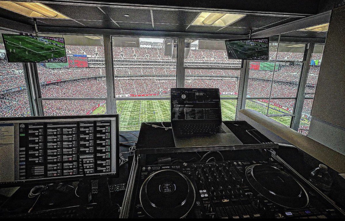 bme4you's tweet image. View from our DJ’s position at MetLife Stadium over the weekend with 82,262 fans in attendance for @ManUtd vs. @arsenal

Event. With. Us! #TheBigManEntertainmentGroup