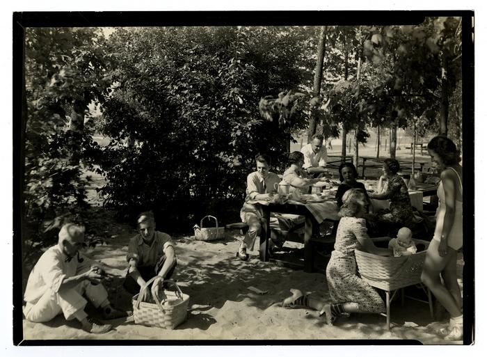 historicalpa's tweet photo. Good morning Pennsylvanians! It's a beautiful day for a picnic ☀️
📸: Picnickers at Presque Isle State Park, July 1940.
#OnlyAtHSP #Summer #PAParks https://t.co/A2869ignBO