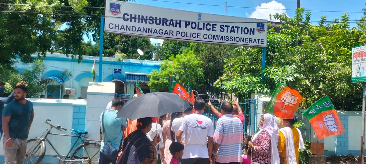 Mrinmoy39739179's tweet photo. Today we agitated at Chinsurah police station against the women humiliation, torture and rape throughout the West Bengal. https://t.co/jXXmGAUQQI