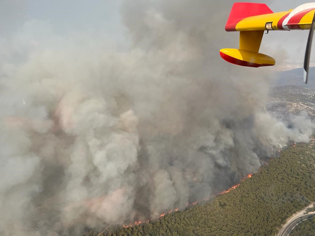 eu_echo's tweet photo. Yesterday, 64 new fires started in Greece.

In Rhodes, evacuations continue, including mostly tourists.

#EUCivilProtection response: 424 firefighters and 104 vehicles operating in different regions of the country.

Thank you 🇧🇬🇨🇾🇭🇷🇫🇷🇮🇹🇲🇹🇵🇱🇷🇴🇸🇰! https://t.co/mhCSfAdmbg