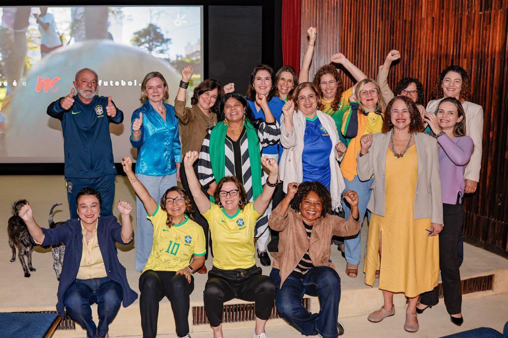 Lula (@lulaoficial) on Twitter photo Nessa linda estreia da nossa seleção feminina na Copa do Mundo, acompanhei a goleada com ministras do nosso governo. Desejo força para nosso time. Parabéns pela bela vitória. #FutebolÉdeTodas
📸 <a href="/ricardostuckert/">Ricardo Stuckert</a> Nessa linda estreia da nossa seleção feminina na Copa do Mundo, acompanhei a goleada com ministras do nosso governo. Desejo força para nosso time. Parabéns pela bela vitória. #FutebolÉdeTodas
📸 <a href="/ricardostuckert/">Ricardo Stuckert</a>