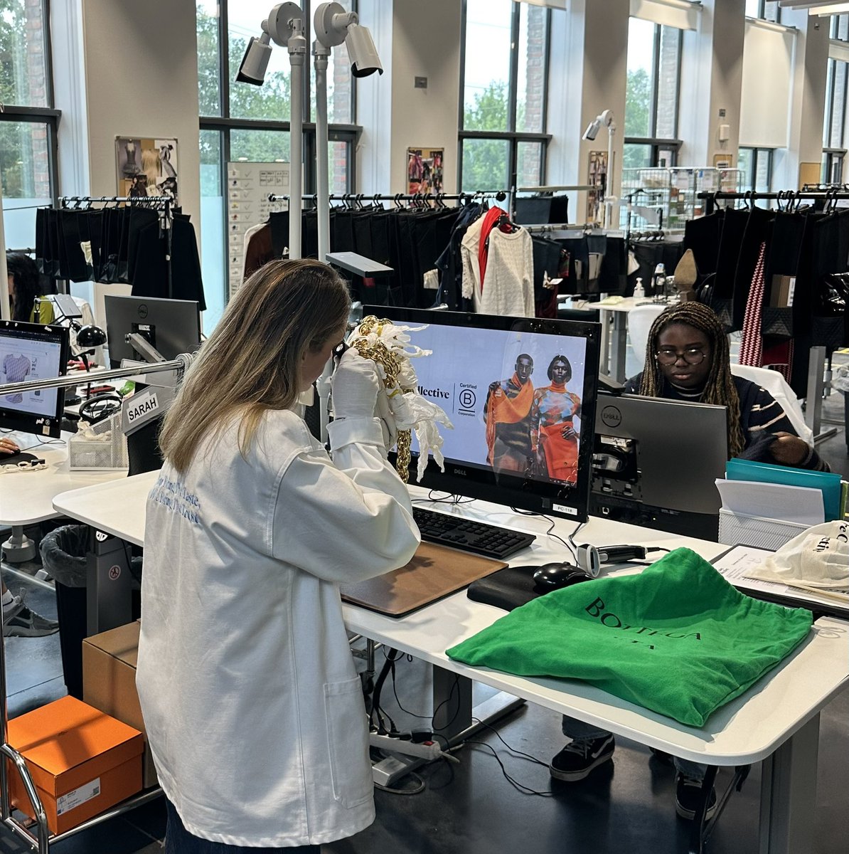 UNIFAB's tweet photo. #Unifab a été ravie de participer à cette visite des ateliers logistiques @vestiaireco ! Des échanges très productifs et une meilleure compréhension du fonctionnement de la #plateforme #ecommerce !
#proprieteintellectuelle #contrefacon #pi #ip #intellectualproperty #Counterfeit https://t.co/W8ZJk2zPeR