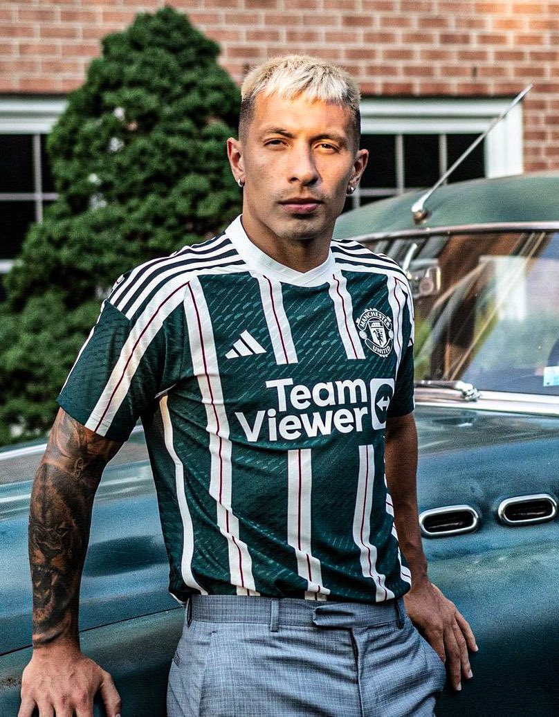 Lisandro Martínez con la nueva casaca alternativa del Manchester United. 🚬