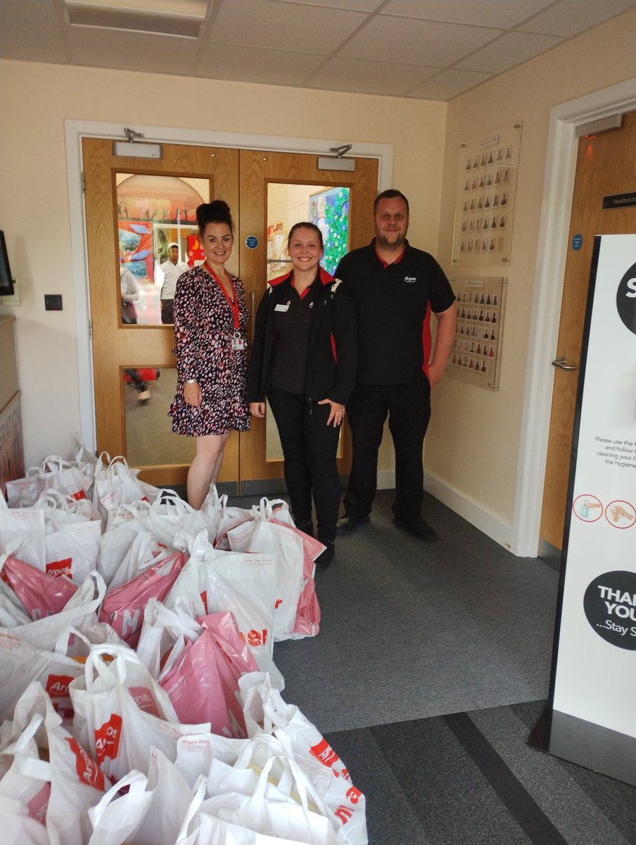 MrsDyeBPS's tweet photo. Thank you #Argos for your generous donation of breakfast bags for our families, much appreciated by many! @BoothferryPS https://t.co/Tw9Ng8Cysv
