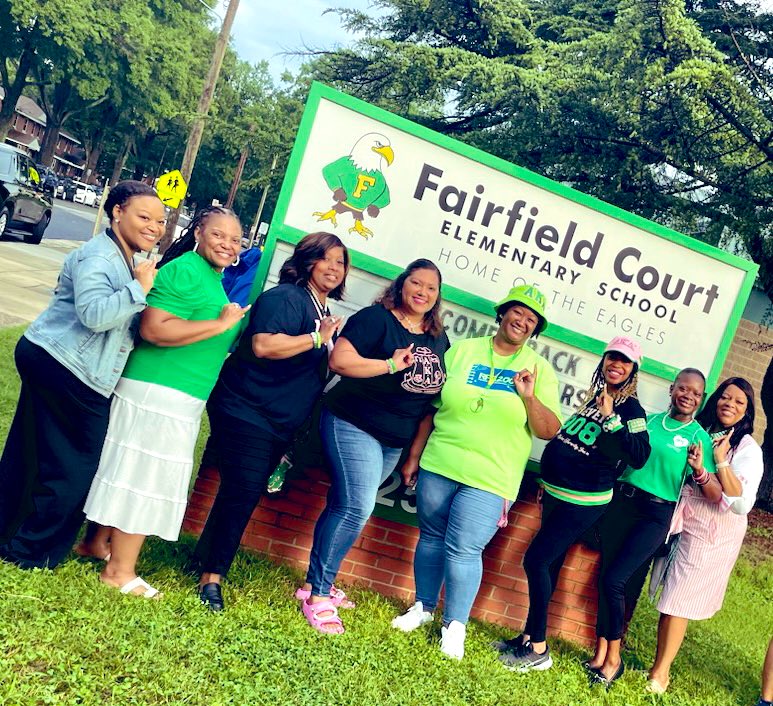 Learnlovelead_'s tweet image. Welcome back Fairfield Court Elementary School students! It was great greeting the students this morning! 
We are wishing you the very best school year! #RPS200 #AKAeducators 💚