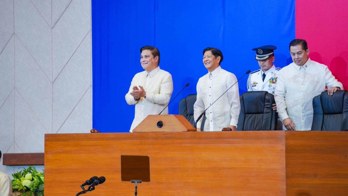 bongbongmarcos's tweet photo. Sa pagdating ng Bagong Pilipinas, ang pagmamahal natin sa bayan at sa kapwa natin Pilipino ang patuloy na mananaig hanggang tuluyan na nating mapagtagumpayan ang mga pagsubok na ating nabanggit sa ikalawa nating SONA. https://t.co/R7kC72hfoi
