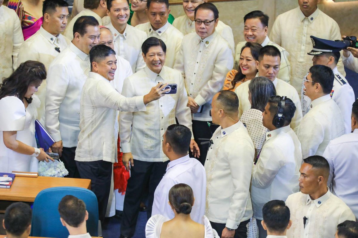 bongbongmarcos's tweet photo. Sa pagdating ng Bagong Pilipinas, ang pagmamahal natin sa bayan at sa kapwa natin Pilipino ang patuloy na mananaig hanggang tuluyan na nating mapagtagumpayan ang mga pagsubok na ating nabanggit sa ikalawa nating SONA. https://t.co/R7kC72hfoi