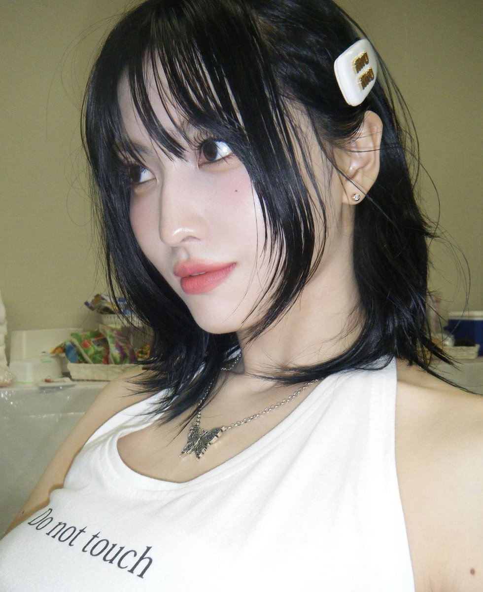 TWICE's #Momo shares gorgeous new pics on Instagram