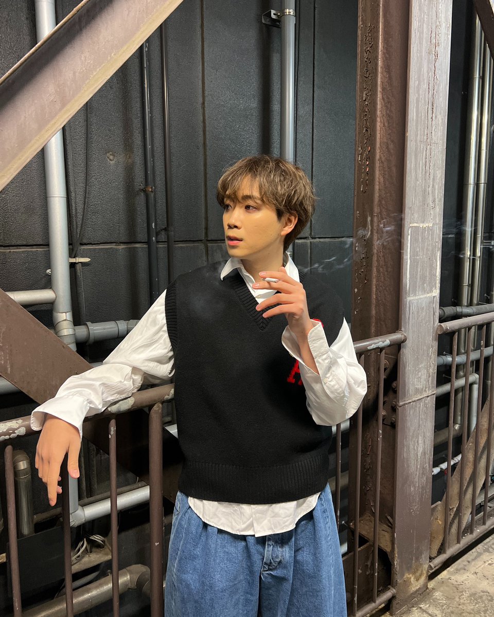 comyamato0515's tweet photo. 撮影中ボーっとしてるし、財布持ち歩かないし、返事適当だし、いつもズボンのチャックあいてるのに音楽になると覚醒するんだよなぁ
Look at the seaは日々頑張る全ての人にとって、気分を軽くして前を向かせてくれる曲な気がしています
是非みんなもたくさん聴いてください❤️‍🔥
https://t.co/VfDr8ka9j7 https://t.co/HYOuk2uH0K