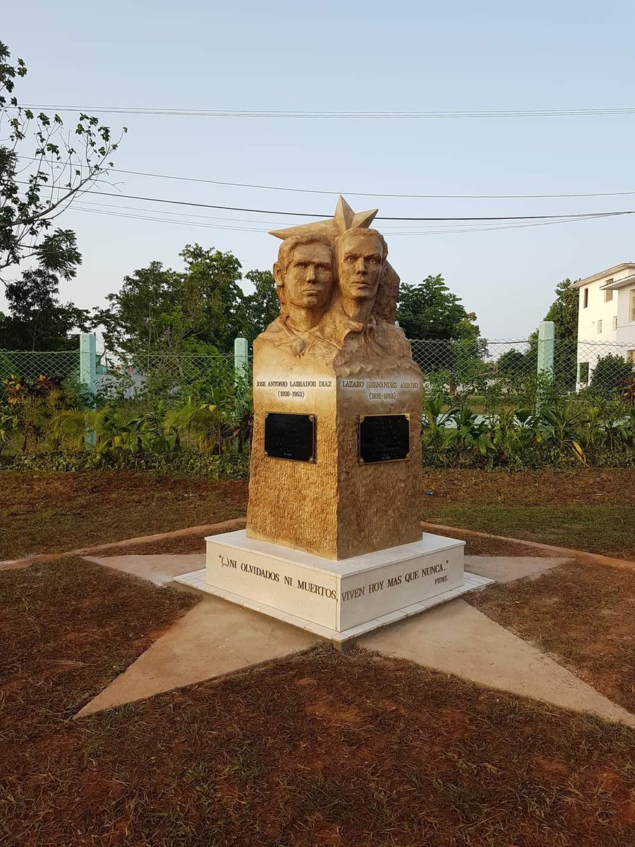 Junto al artista José  Miguel Díaz Pérez ( Mayim-B) develamos  la obra escultórica que rinde homenaje a los mártires del Moncada. De esta forma quedó inaugurada la plaza  26 de Julio de la Universidad Hermanos Saíz de #PinardelRío. #70Moncada #ConTodosLaVictoria  <a href="/DiazCanelB/">Miguel Díaz-Canel Bermúdez</a>