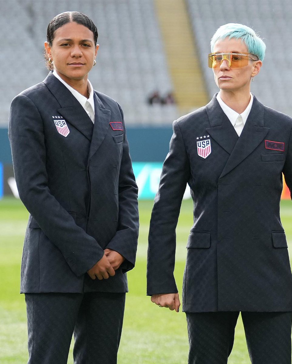 RT @highsnobiety: The USWNT in Martine Rose for Nike custom tailored suits https://t.co/YmzEUG6DrX https://t.co/RMiXHzgxCB