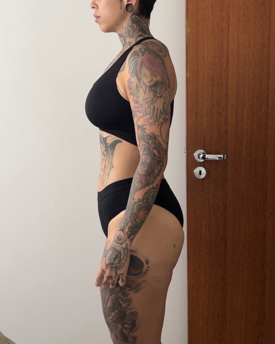 xabtwx's tweet photo. Toda vez que eu acho que tô travada na minha evolução na academia e fico desanimada, tiro uma foto e comparo com a primeira que tirei lá no início do processo. Aí tomo um soco na cara e volto pro foco 🤷🏻‍♀️ https://t.co/WRPc8ryeJe