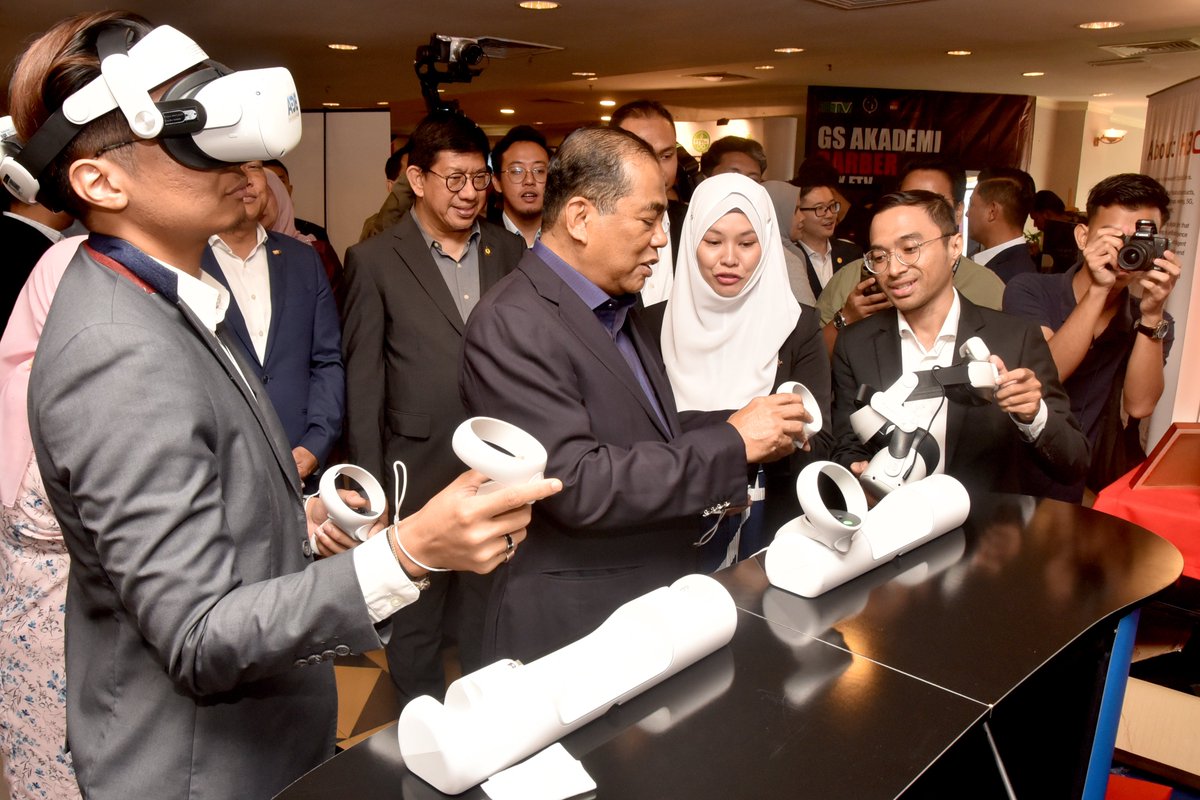 airasia's tweet photo. #ADE and #UPSI join forces to pave the way for #Metaverse, #AI and #Robotics advancements in #aviation. ⚙️🤖✈️
Tap for the full read. 👉 https://t.co/TT25OXosQy 📰
#CapitalA #AirAsia #FlyTheWorldChampion #airasiaNews #AsiaDigitalEngineering #UniversitiPendidikanSultanIdris https://t.co/CNsx38zTvY