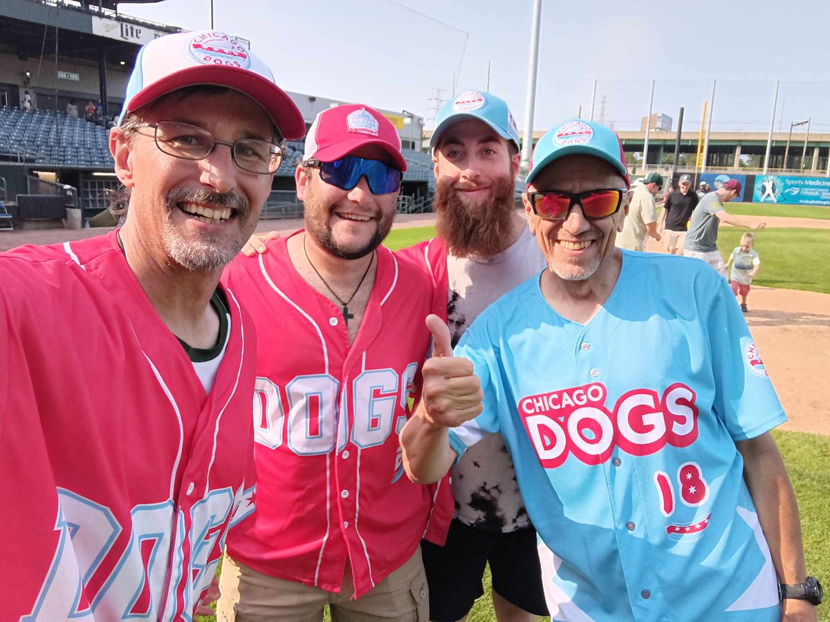 Dog day at the Steel⚾Yard so we wore our dogs gear (for Richard) and hung out with some awesome dogs! Esp Ryan Lidge! <a href="/AA_Baseball/">American Association</a> <a href="/railcats/">Gary SouthShore RailCats</a> <a href="/TheChicagoDogs/">Chicago Dogs</a>