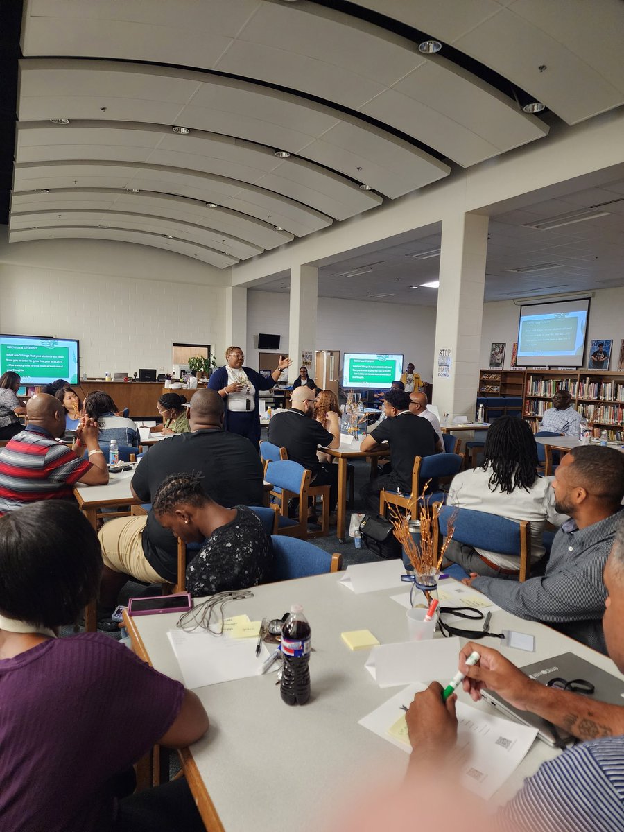To see my colleague @RWilliams_EDS speak to the newest Eagle's about our theme 'Growing in the race' was amazing. This school year is off to a phenomenal start. Eagle Strong all day long @DrKeshaJones1 @KindraTukes @Holla_at_Ayala @ELHS_HCS @HenryCountyBOE