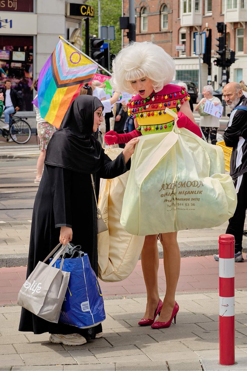 DollyBellefleur's tweet photo. Tijdens #pridewalk zag ik een mevrouw worstelen met grote kledingzakken. Ik bood aan om haar te helpen. Zie filmpje dat ik eerder deelde. Vandaag ontving ik deze foto gemaakt op het moment dat deze mevrouw vertelde dat er bruidsjurken in de kledingzakken zaten. Foto: Tom Knoflook https://t.co/bhPSQQK9b8
