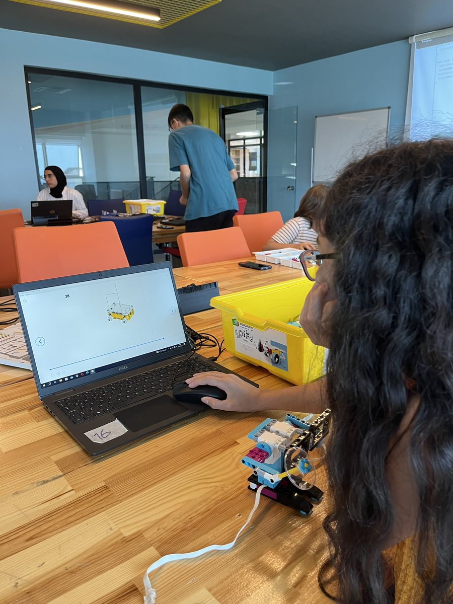 GSB_GiresunGM's tweet image. Geleceğin Mucitleri Giresun Gençlik Merkezi&apos;nde Yetişiyor.😎

Meraklı,araştıran ve keşfeden gençlerimizle  #RobotikKodlama Eğitimleri Merkezimizde devam ediyor.👾🧑🏻‍💻🤖👩🏻‍💻🦾

#MerkezimdeBuYaz
#GiresunGençlikMefkezi