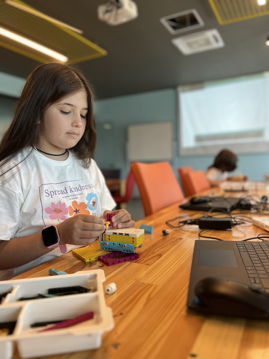 GSB_GiresunGM's tweet image. Geleceğin Mucitleri Giresun Gençlik Merkezi&apos;nde Yetişiyor.😎

Meraklı,araştıran ve keşfeden gençlerimizle  #RobotikKodlama Eğitimleri Merkezimizde devam ediyor.👾🧑🏻‍💻🤖👩🏻‍💻🦾

#MerkezimdeBuYaz
#GiresunGençlikMefkezi