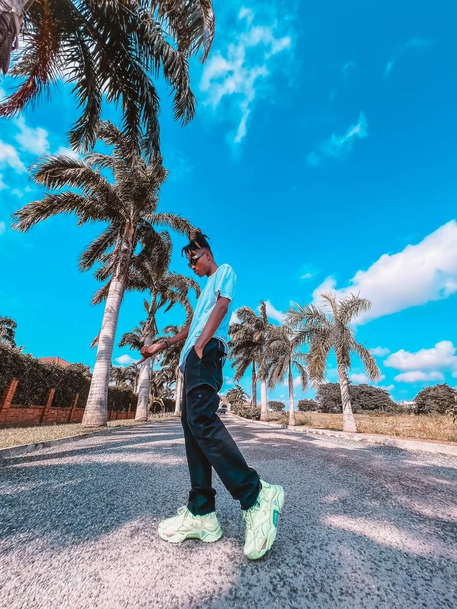 DjamahMedard228's tweet photo. Le style et le charisme de @chief__one 🇬🇭 font sa particularité 😍
#Shawty est disponible ici 👉 https://t.co/7BLRPy4dAi
#DjamahAmèviMédard #TheBrainTouch #ChiefOne #Togo https://t.co/qvuZMTSZ96